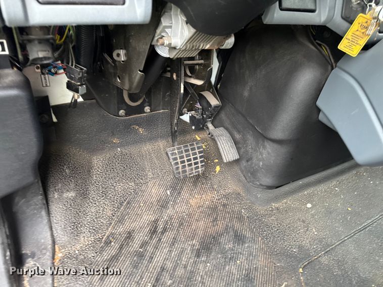 image for item YA4010 2007 International 4300 bucket truck