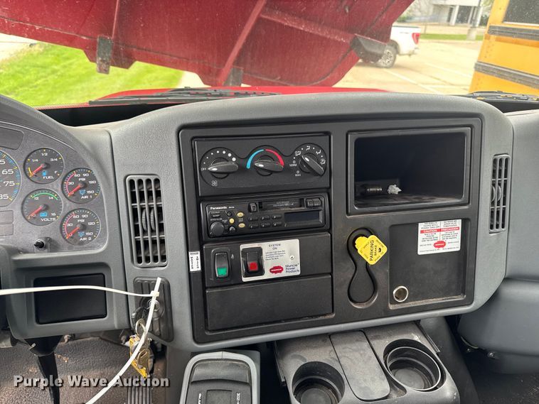 image for item YA4010 2007 International 4300 bucket truck