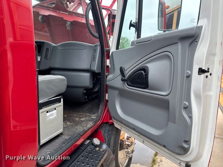 image for item YA4010 2007 International 4300 bucket truck
