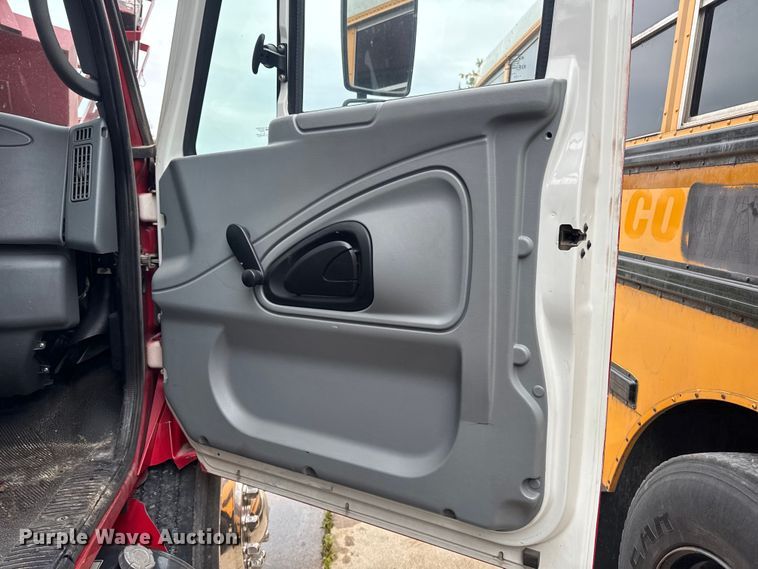 image for item YA4010 2007 International 4300 bucket truck