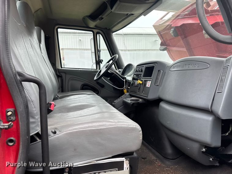 image for item YA4010 2007 International 4300 bucket truck