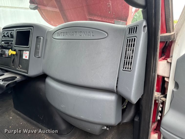 image for item YA4010 2007 International 4300 bucket truck