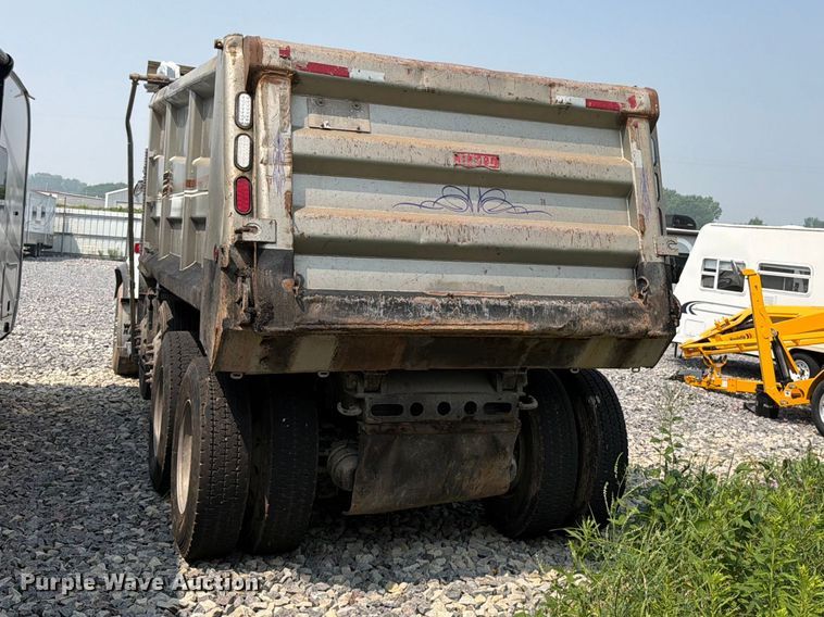 image for item YA4146 2005 Kenworth T800 dump truck