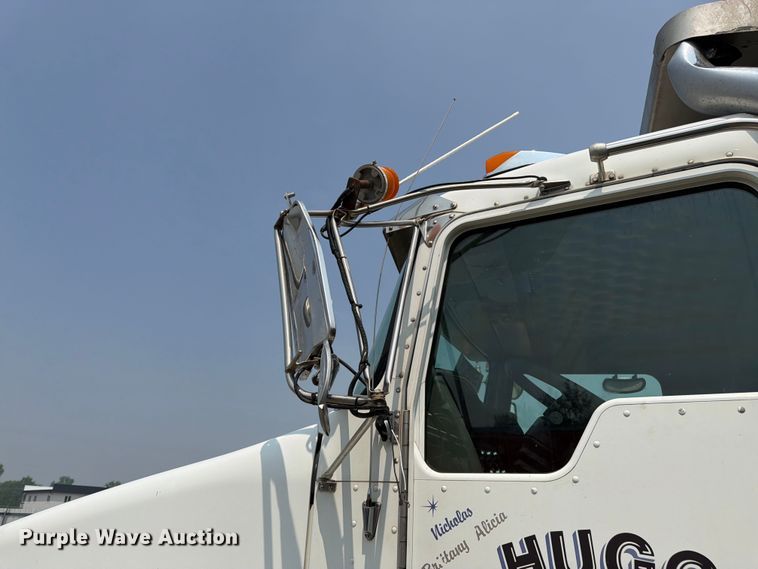 image for item YA4146 2005 Kenworth T800 dump truck