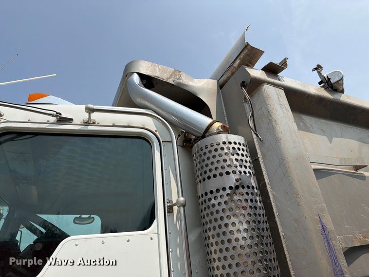 image for item YA4146 2005 Kenworth T800 dump truck