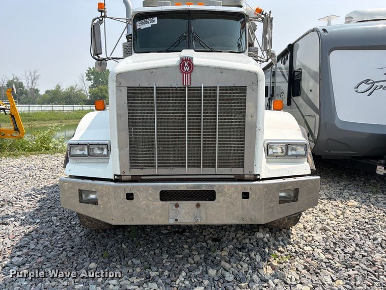 image for item YA4146 2005 Kenworth T800 dump truck