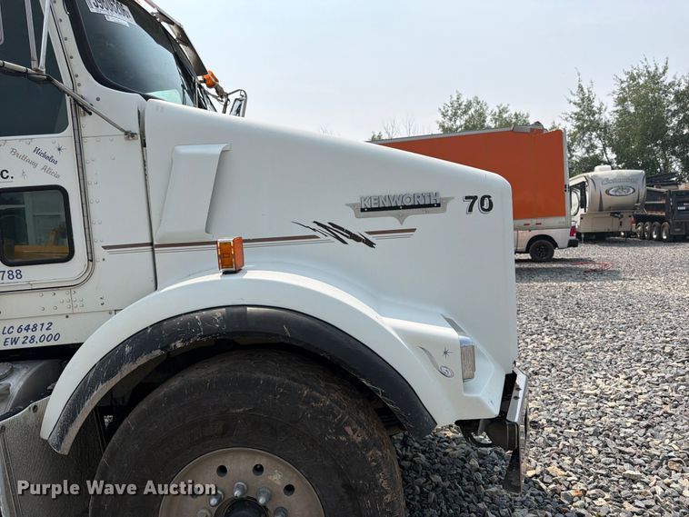 image for item YA4146 2005 Kenworth T800 dump truck