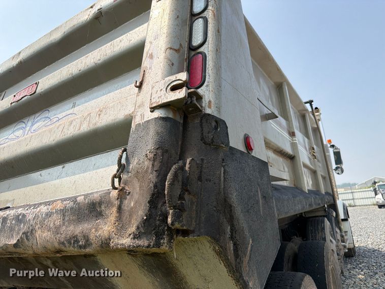 image for item YA4146 2005 Kenworth T800 dump truck