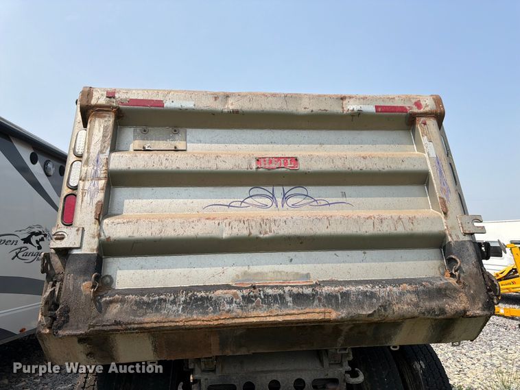 image for item YA4146 2005 Kenworth T800 dump truck