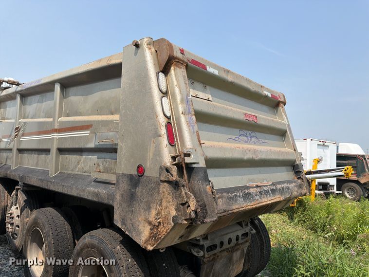 image for item YA4146 2005 Kenworth T800 dump truck
