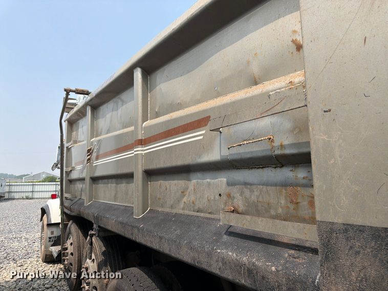 image for item YA4146 2005 Kenworth T800 dump truck