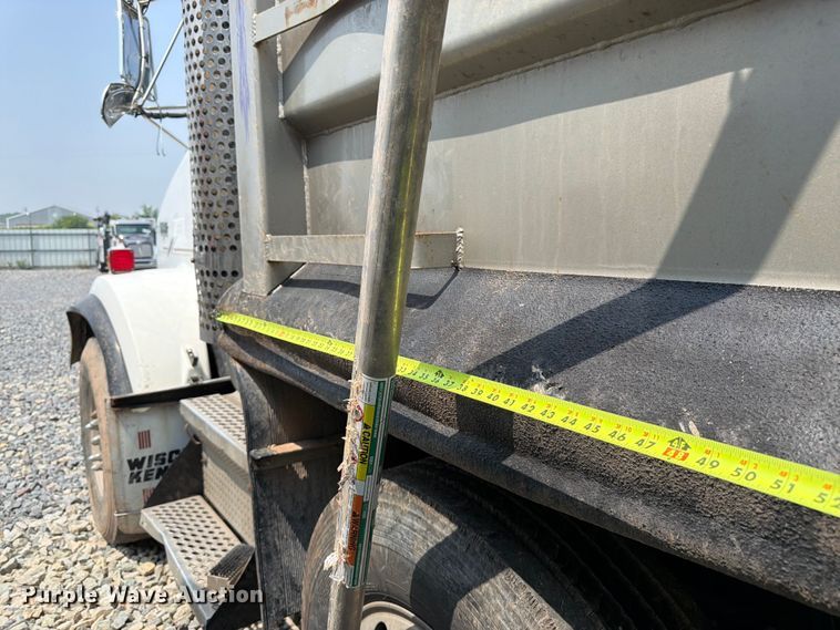 image for item YA4146 2005 Kenworth T800 dump truck