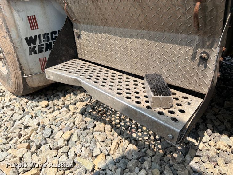 image for item YA4146 2005 Kenworth T800 dump truck