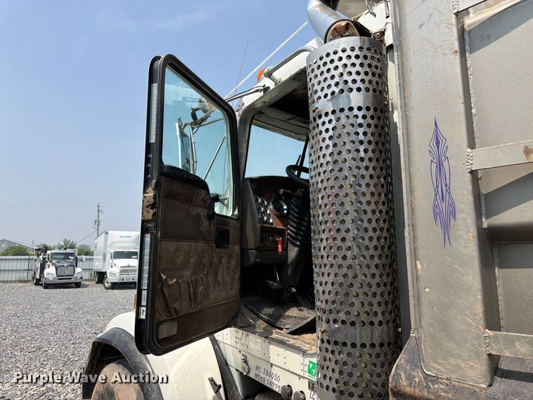 image for item YA4146 2005 Kenworth T800 dump truck