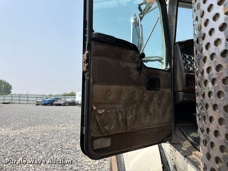 image for item YA4146 2005 Kenworth T800 dump truck