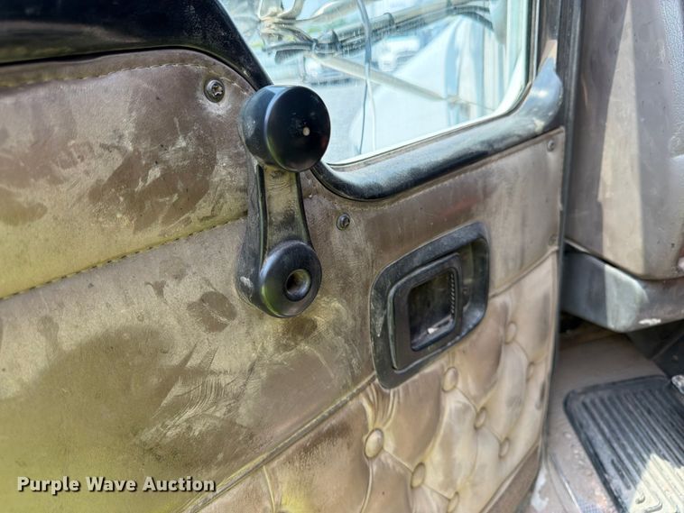 image for item YA4146 2005 Kenworth T800 dump truck