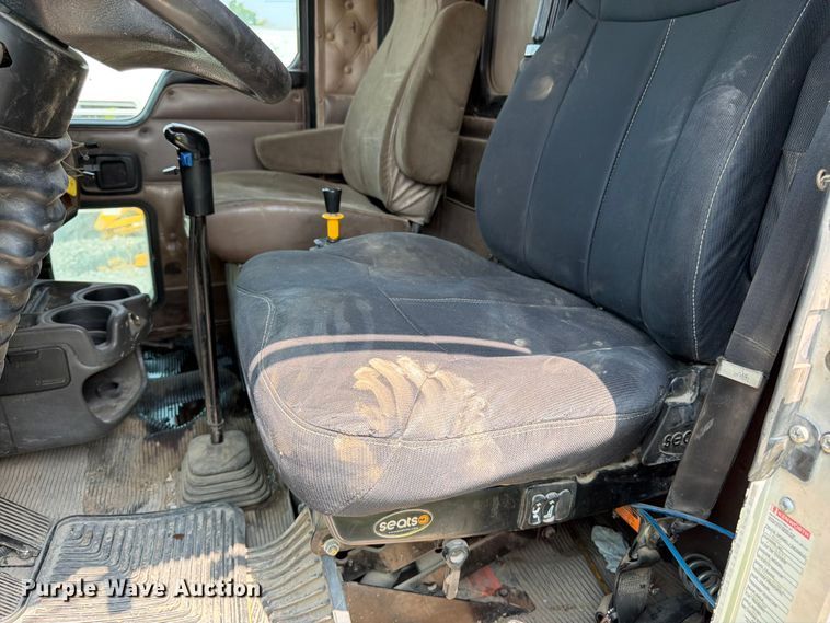 image for item YA4146 2005 Kenworth T800 dump truck