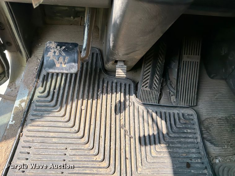 image for item YA4146 2005 Kenworth T800 dump truck