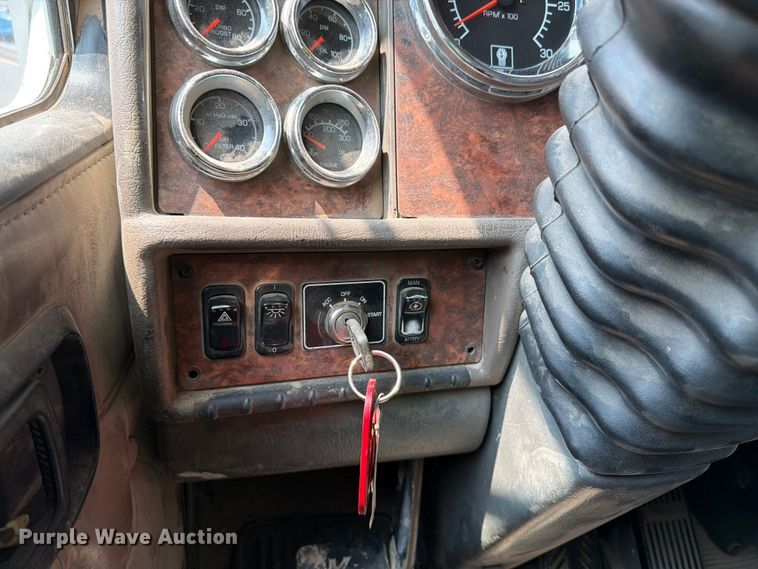 image for item YA4146 2005 Kenworth T800 dump truck