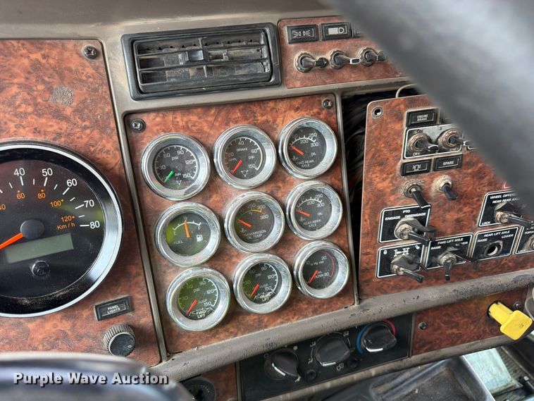 image for item YA4146 2005 Kenworth T800 dump truck