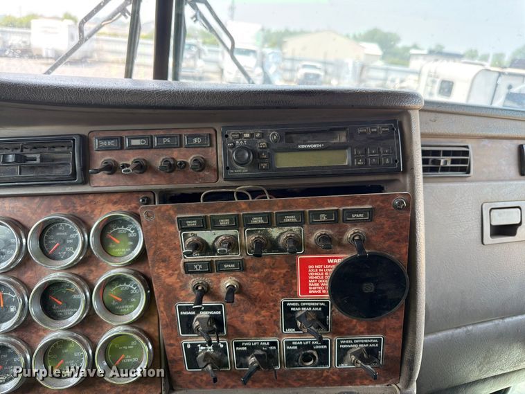 image for item YA4146 2005 Kenworth T800 dump truck