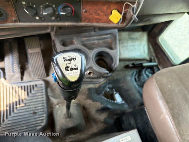 image for item YA4146 2005 Kenworth T800 dump truck