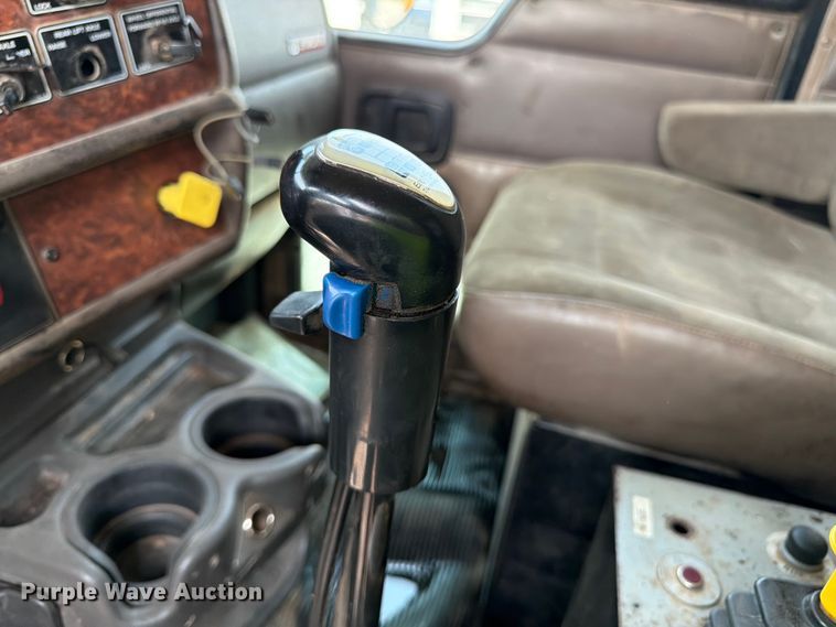image for item YA4146 2005 Kenworth T800 dump truck