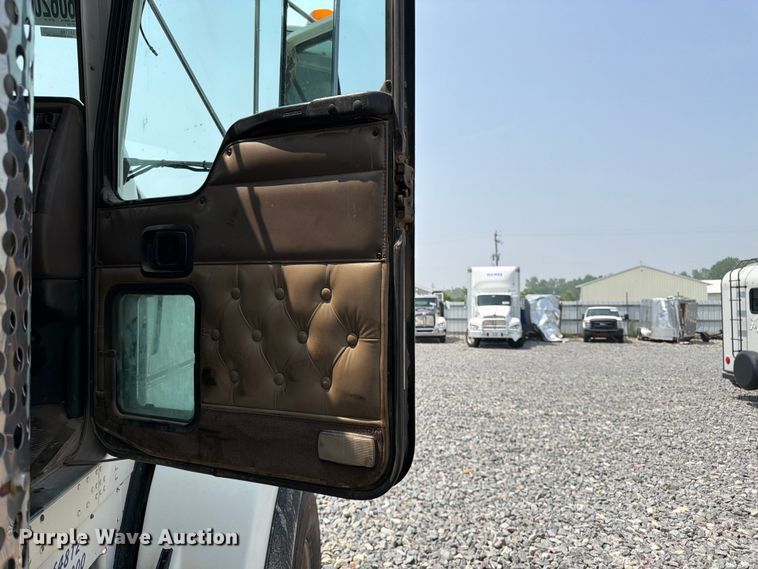 image for item YA4146 2005 Kenworth T800 dump truck