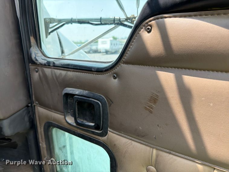image for item YA4146 2005 Kenworth T800 dump truck