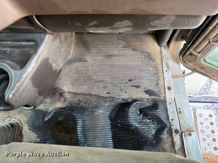 image for item YA4146 2005 Kenworth T800 dump truck