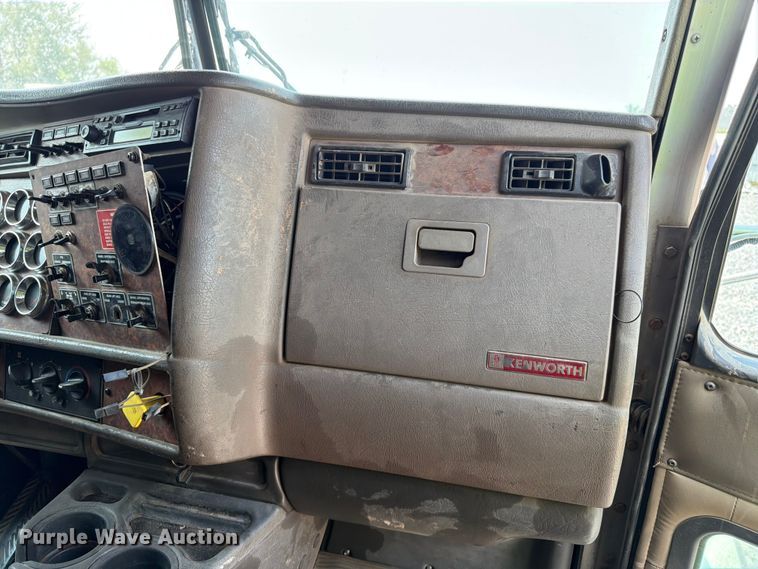 image for item YA4146 2005 Kenworth T800 dump truck
