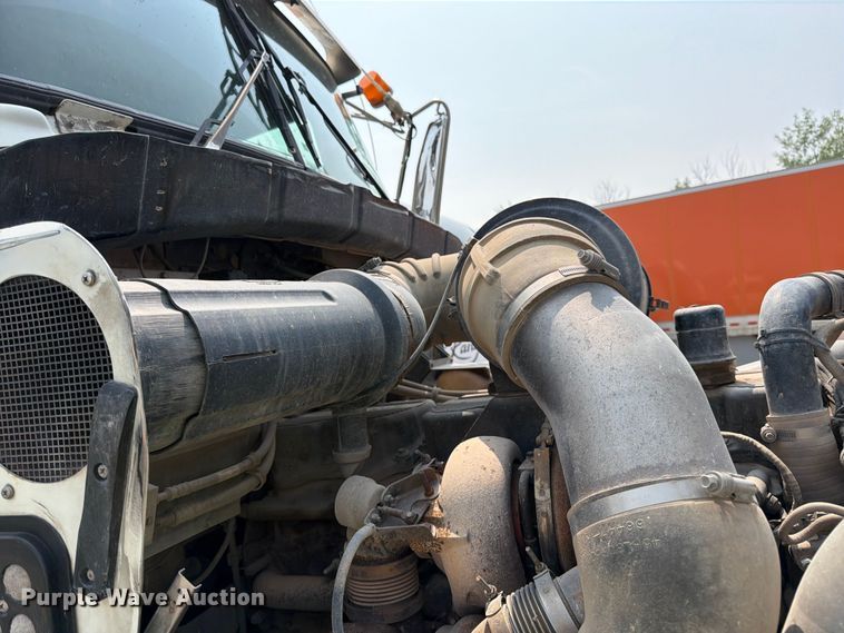image for item YA4146 2005 Kenworth T800 dump truck