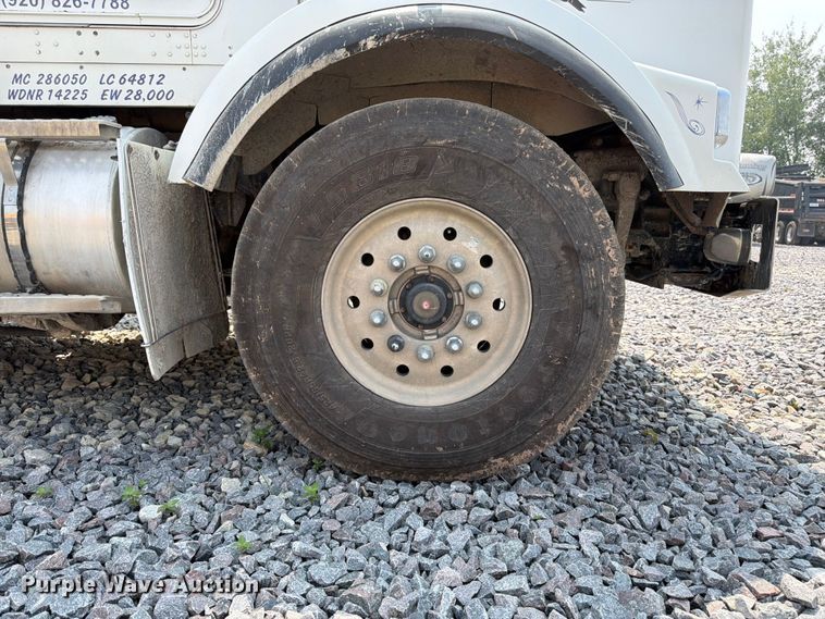 image for item YA4146 2005 Kenworth T800 dump truck