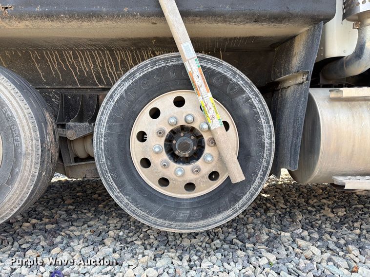 image for item YA4146 2005 Kenworth T800 dump truck