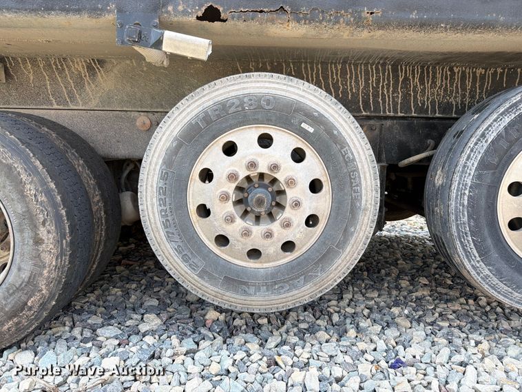 image for item YA4146 2005 Kenworth T800 dump truck