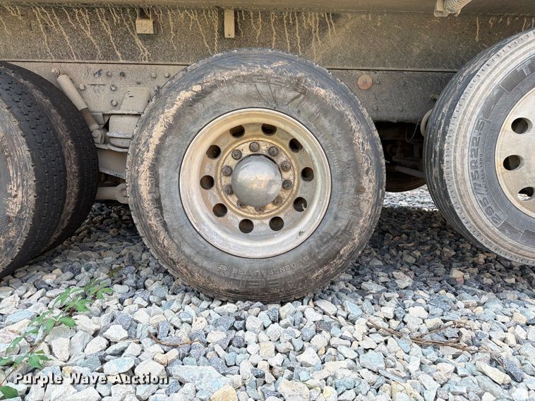 image for item YA4146 2005 Kenworth T800 dump truck