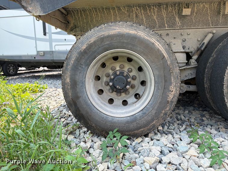 image for item YA4146 2005 Kenworth T800 dump truck