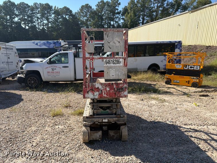 image for item YA4566 2007 Skyjack SJlll-3219 scissor lift