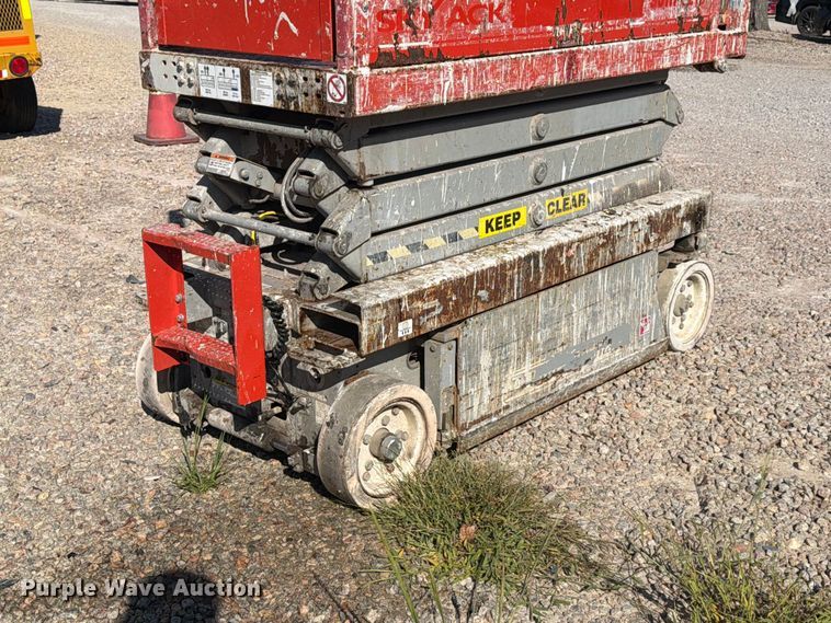 image for item YA4566 2007 Skyjack SJlll-3219 scissor lift