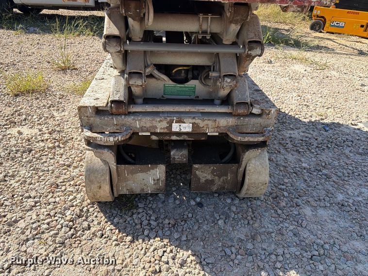 image for item YA4566 2007 Skyjack SJlll-3219 scissor lift