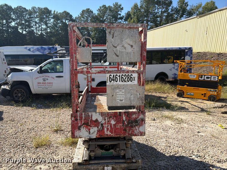image for item YA4566 2007 Skyjack SJlll-3219 scissor lift