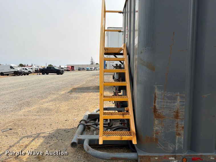 image for item YA4762 Dragon  frac tank trailer