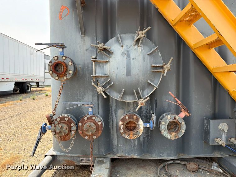 image for item YA4762 Dragon  frac tank trailer