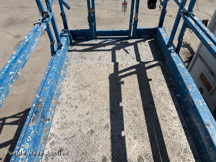 image for item YA4925 2015 Genie GS2669 RT scissor lift