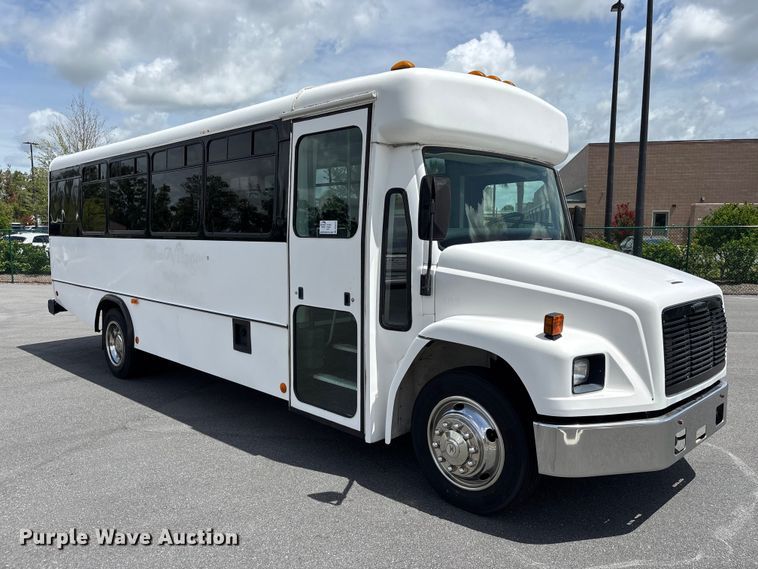 image for item DU6415 2002 Champion shuttle bus