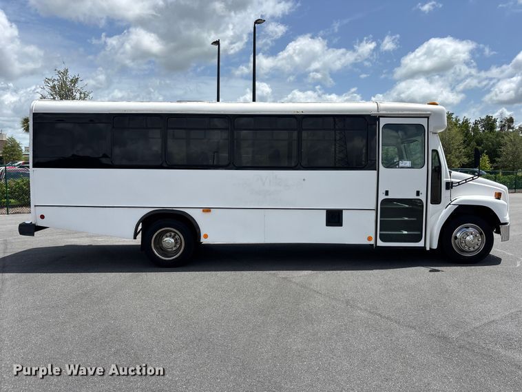image for item DU6415 2002 Champion shuttle bus