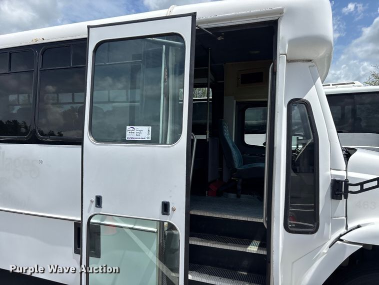 image for item DU6415 2002 Champion shuttle bus