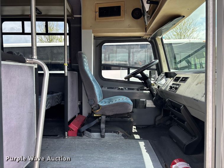 image for item DU6415 2002 Champion shuttle bus