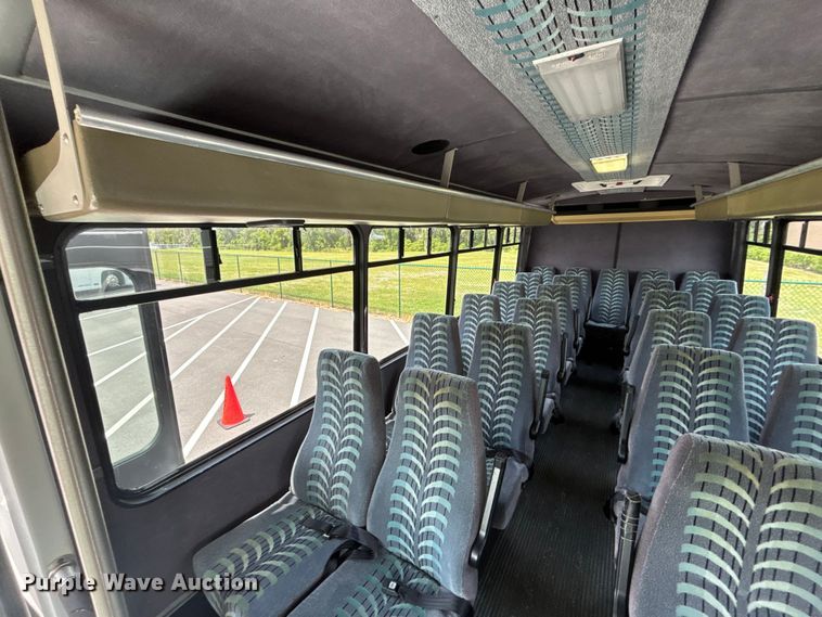 image for item DU6415 2002 Champion shuttle bus