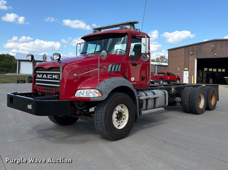 image for item DV2063 2015 Mack GU813 truck cab and chassis